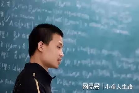 網友在北大偶遇韋東奕,全身上下沒有任何名牌,專心致志研究數學