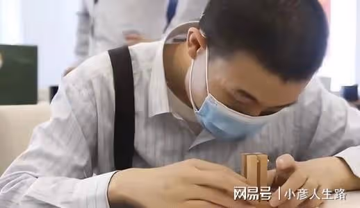 網友在北大偶遇韋東奕,全身上下沒有任何名牌,專心致志研究數學
