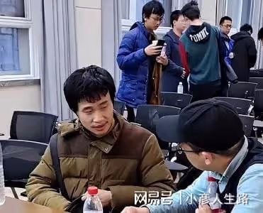 網友在北大偶遇韋東奕,全身上下沒有任何名牌,專心致志研究數學