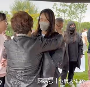 喬任梁父母上墳悼念兒子,陳喬恩帶老公現身,大家開心熱聊