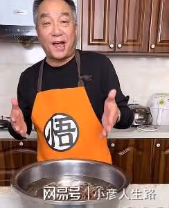 喬任梁父母上墳悼念兒子,陳喬恩帶老公現身,大家開心熱聊