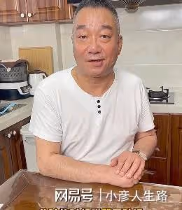 喬任梁父母上墳悼念兒子,陳喬恩帶老公現身,大家開心熱聊