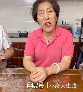 喬任梁父母上墳悼念兒子,陳喬恩帶老公現身,大家開心熱聊