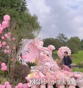 喬任梁父母上墳悼念兒子,陳喬恩帶老公現身,大家開心熱聊