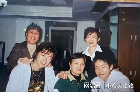 喬任梁父母上墳悼念兒子,陳喬恩帶老公現身,大家開心熱聊