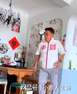 63歲知名港星定居遼寧!穿60元國牌T恤,拿內地身份證感動哭