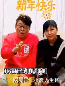 63歲知名港星定居遼寧!穿60元國牌T恤,拿內地身份證感動哭