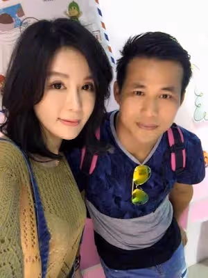 夫妻認識20多年!陳國華昔日「只穿圍裙下廚」甜蜜寵老婆 親兒爆料「現在都沒熱情」:媽媽晚上裝睡