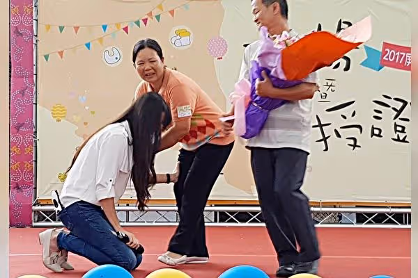 不忘養育恩!住寄養家庭半年「突然被生母帶走」苦尋20年重逢「當場下跪叩謝」:無私的愛成就了我