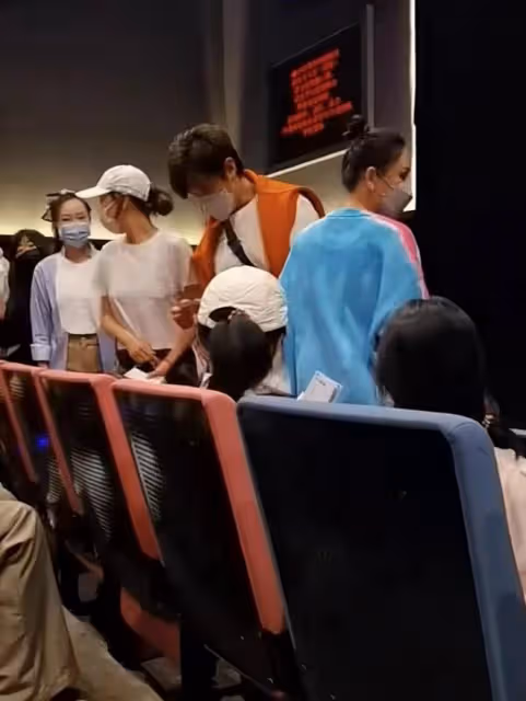 謝娜演話劇排場足,陳喬恩攜老公捧場,應采兒跟黃奕到場支持