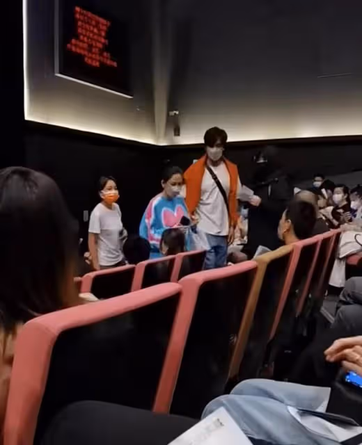 謝娜演話劇排場足,陳喬恩攜老公捧場,應采兒跟黃奕到場支持