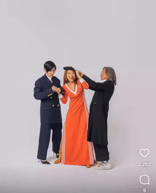 吳君如罕曬全家福！陳可辛貼心幫戴耳環