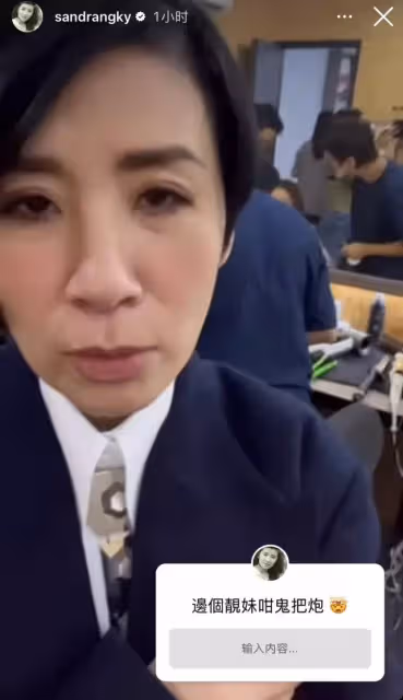 吳君如罕曬全家福！陳可辛貼心幫戴耳環