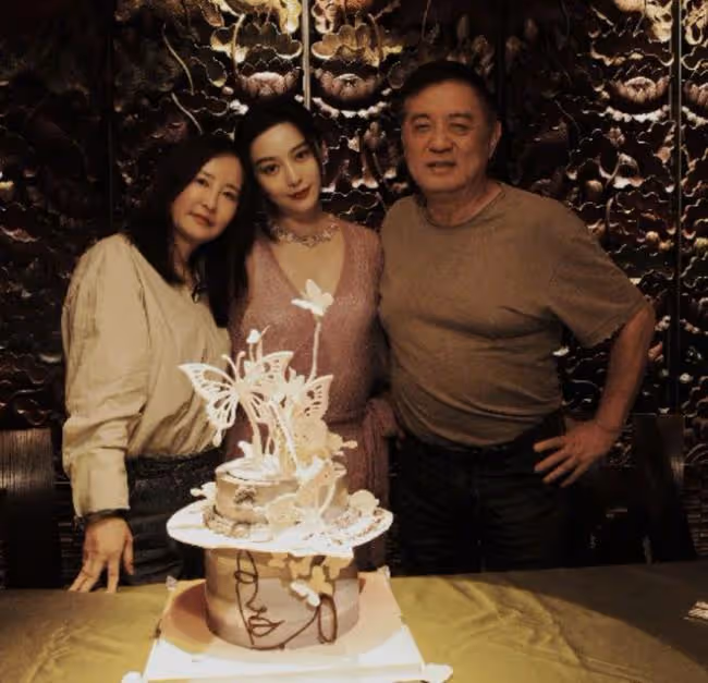 范冰冰與李玉導演同框慶生 41歲顏值依然能打