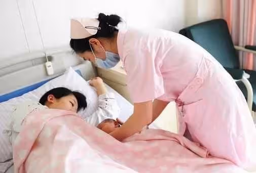 月子期間老公嫌孩子吵要分房睡,半夜去老公房間一看,妻子欲離婚