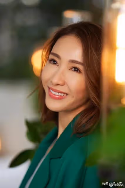 家道中落!當紅時引退「她秒嫁跛腳富商」全為救弟弟 50歲逆襲「化身10億女總裁」凍齡顏值曝光