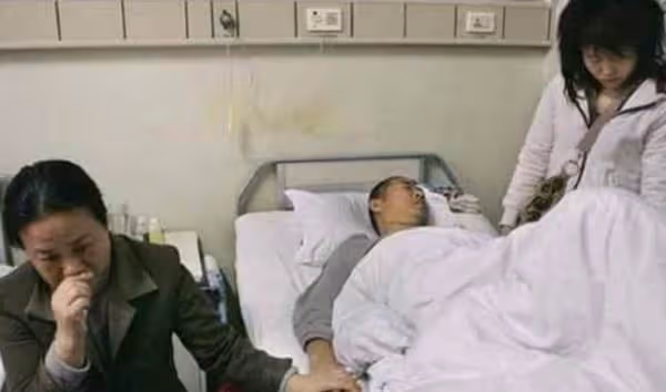阿婆下跪請求女兒賣房急救重症老伴，卻招女兒搖頭拒絕，網民：不值得同情，活該