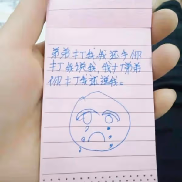 阿婆下跪請求女兒賣房急救重症老伴,卻招女兒搖頭拒絕,網民:不值得同情,活該