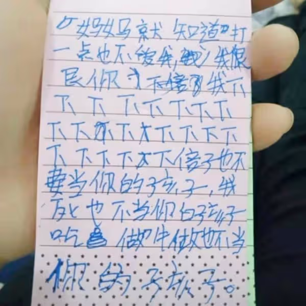 阿婆下跪請求女兒賣房急救重症老伴,卻招女兒搖頭拒絕,網民:不值得同情,活該