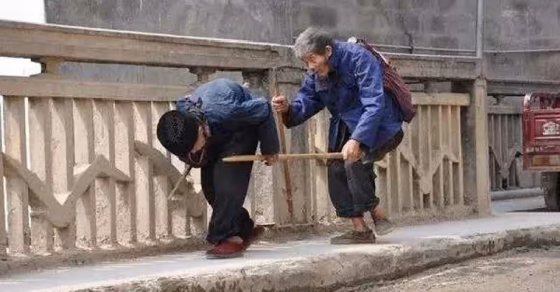 爺爺雙眼失明，自說太沒用，痛哭要太太改嫁：但她卻用一根竹竿牽33年，一生羈絆