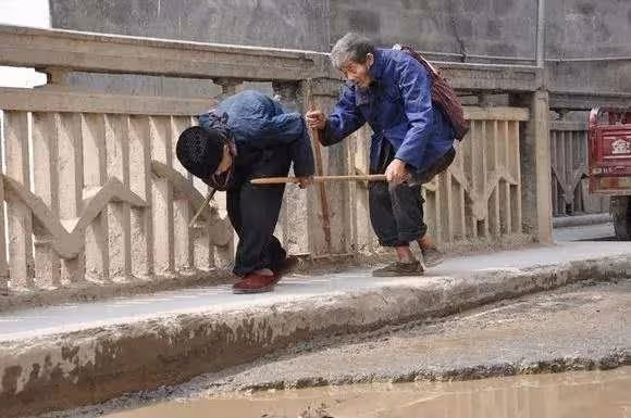 爺爺雙眼失明,自說太沒用,痛哭要太太改嫁:但她卻用一根竹竿牽33年,一生羈絆