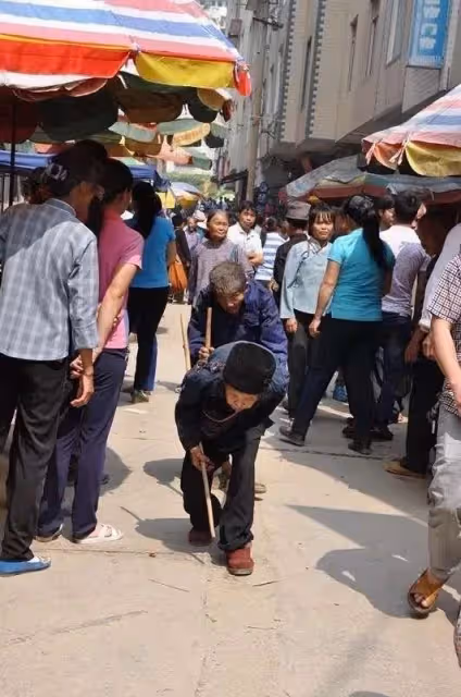 爺爺雙眼失明,自說太沒用,痛哭要太太改嫁:但她卻用一根竹竿牽33年,一生羈絆