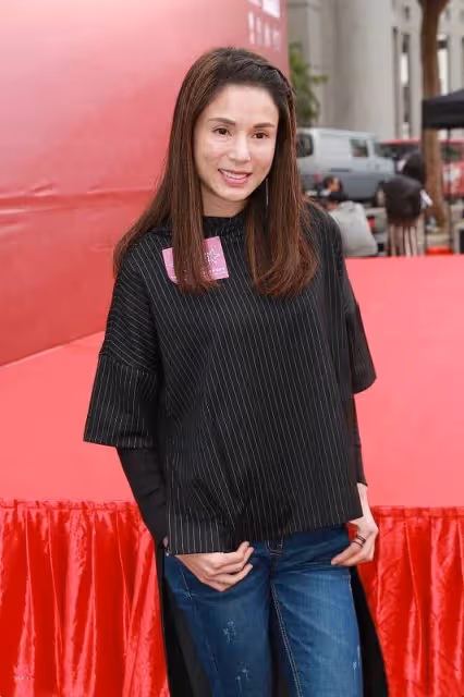 離開濾鏡後的李若彤,用「上松下緊」提升氣質感,這才是56歲真實模樣
