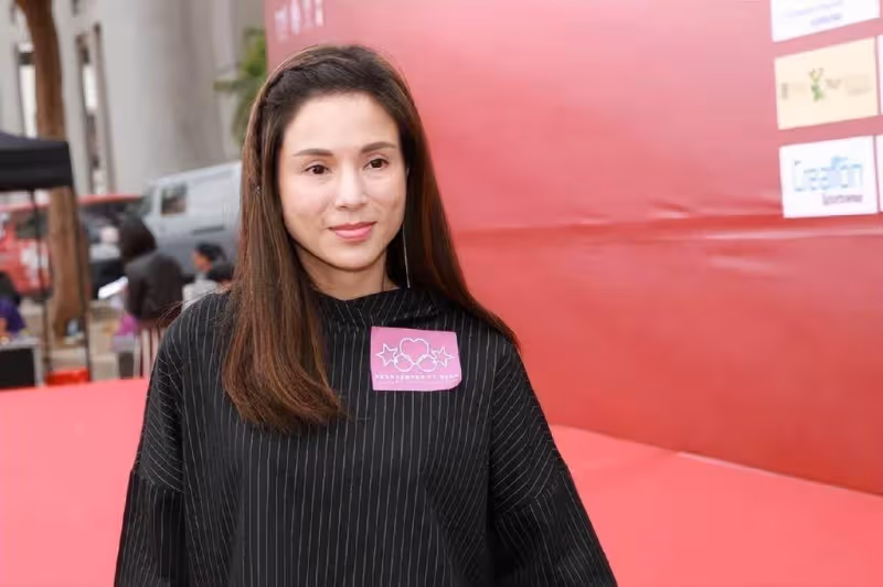 離開濾鏡後的李若彤,用「上松下緊」提升氣質感,這才是56歲真實模樣