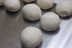 『黑椒芝士牛丸貝果』