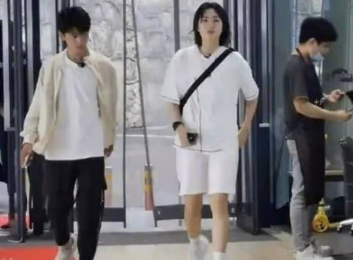 丁真帶隊採購,生圖暴露姚安娜真實顏值,衣衫肥大像桑拿妹