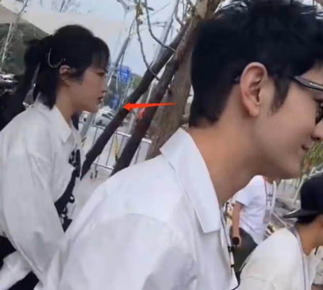 丁真帶隊採購,生圖暴露姚安娜真實顏值,衣衫肥大像桑拿妹