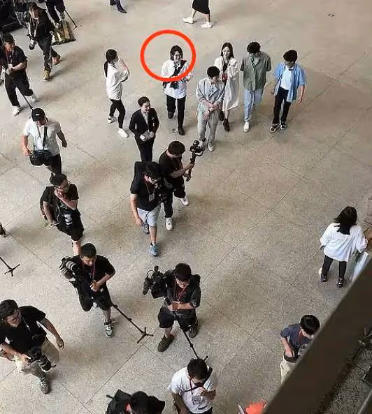 丁真帶隊採購,生圖暴露姚安娜真實顏值,衣衫肥大像桑拿妹