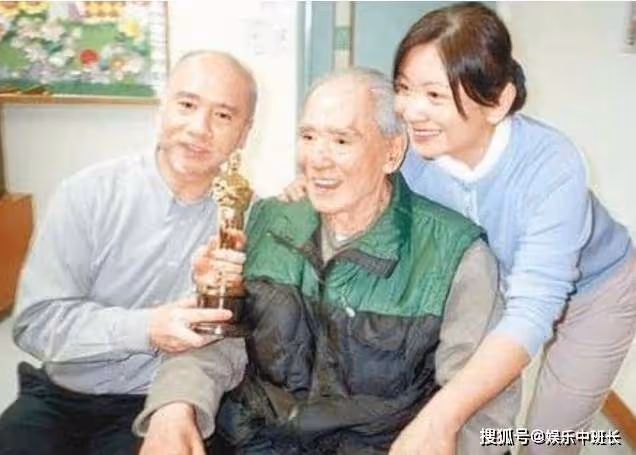 出道45年,74歲靠一個龍套紅遍大江南北,女兒金像獎、兒子奧斯卡
