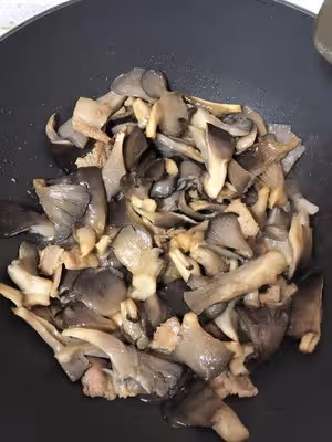 簡單美味的蘑菇炒肉