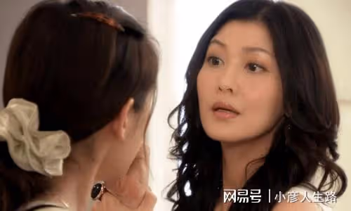 38歲李彩燁自降身價，為男網紅殷勤夾菜，還熱心腸地為人家擦嘴