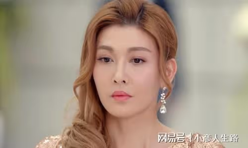 38歲李彩燁自降身價，為男網紅殷勤夾菜，還熱心腸地為人家擦嘴