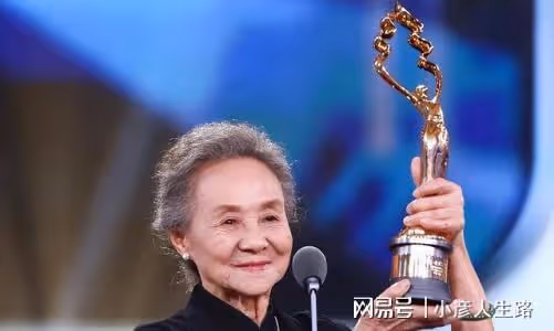38歲李彩燁自降身價，為男網紅殷勤夾菜，還熱心腸地為人家擦嘴