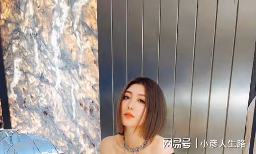 38歲李彩燁自降身價，為男網紅殷勤夾菜，還熱心腸地為人家擦嘴