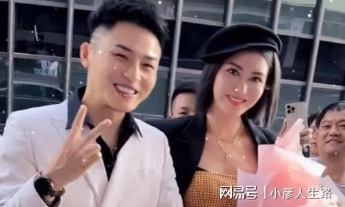 38歲李彩燁自降身價，為男網紅殷勤夾菜，還熱心腸地為人家擦嘴