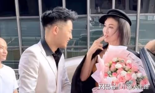 38歲李彩燁自降身價，為男網紅殷勤夾菜，還熱心腸地為人家擦嘴