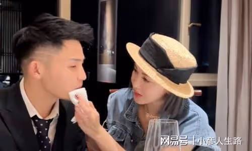 38歲李彩燁自降身價，為男網紅殷勤夾菜，還熱心腸地為人家擦嘴