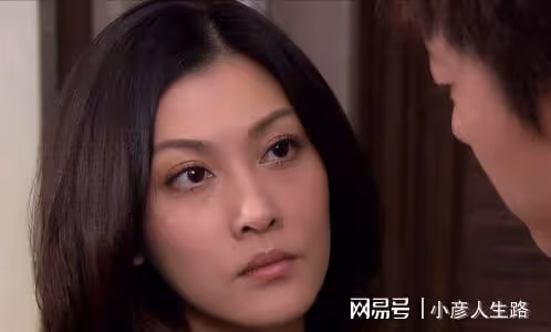 38歲李彩燁自降身價，為男網紅殷勤夾菜，還熱心腸地為人家擦嘴