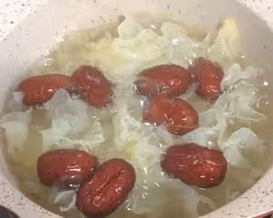 軟化血管、安神、抗過敏、養肝健胃的鵪鶉蛋銀耳湯
