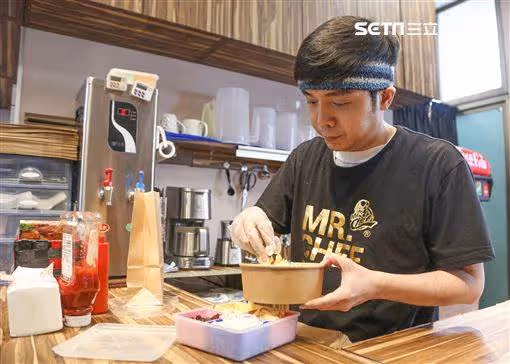 身兼多職養家！43歲男星單親養女「被目擊在飯店當櫃台員」,「本人證實已上班2個月」月薪曝光!