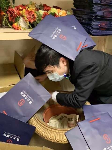 身兼多職養家！43歲男星單親養女「被目擊在飯店當櫃台員」,「本人證實已上班2個月」月薪曝光!