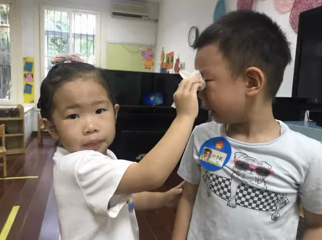 爸爸姓「付」，給龍鳳胎取名絕了，老師點名時左右為難：怕孩子承受不起