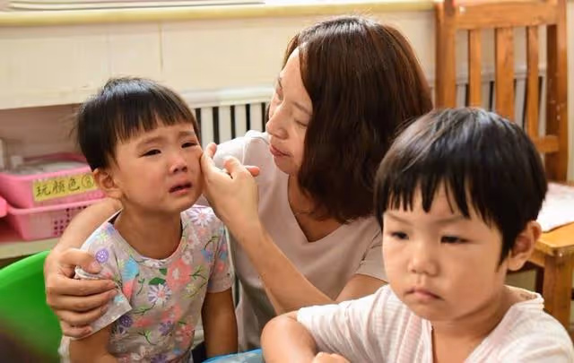 爸爸姓「付」，給龍鳳胎取名絕了，老師點名時左右為難：怕孩子承受不起