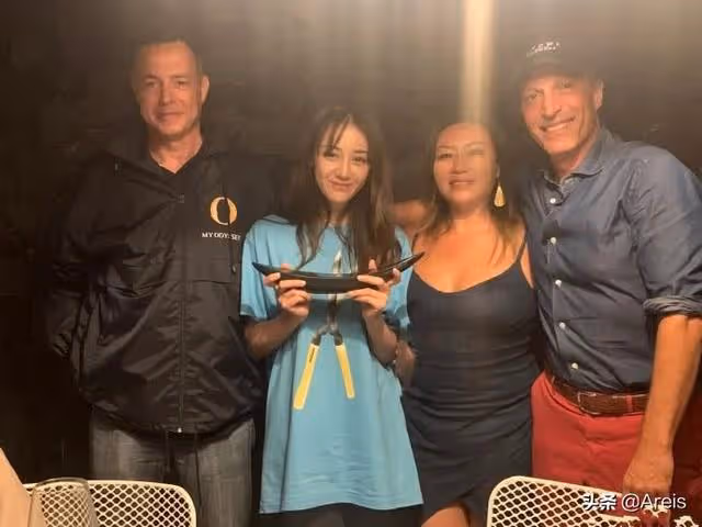 女神真面目曝光！迪麗熱巴「零修圖度假照」流出　 近距離特寫「臉上細節全現形」網驚呼：太真實了