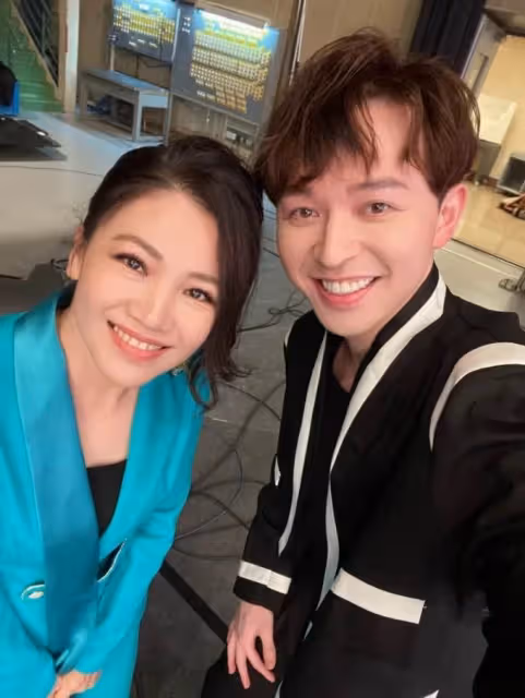 歌后善心不留名,選秀冠軍李子森生活拮据,黃妃姊伸援手預算不夠自掏腰包,堅持把他帶身邊