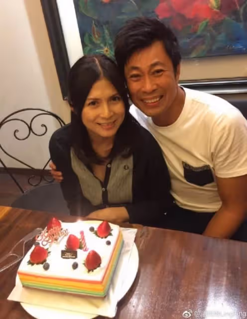 新加坡這對夫妻都是演員,老公長相平平,她長得漂亮,兩個兒子顏值卻隨了爸
